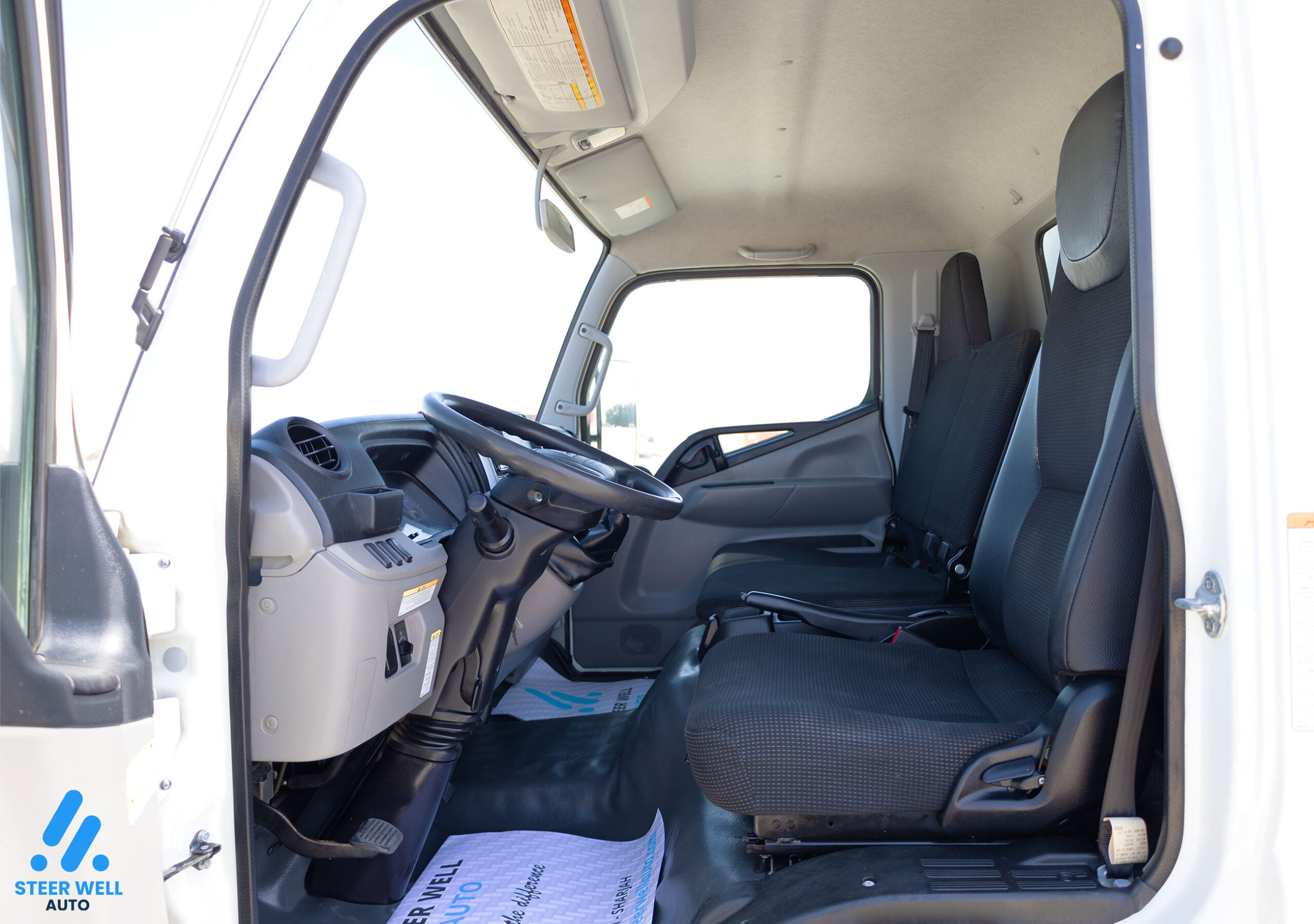 2022 Mitsubishi Fuso Closed Box with Tail Lift – White