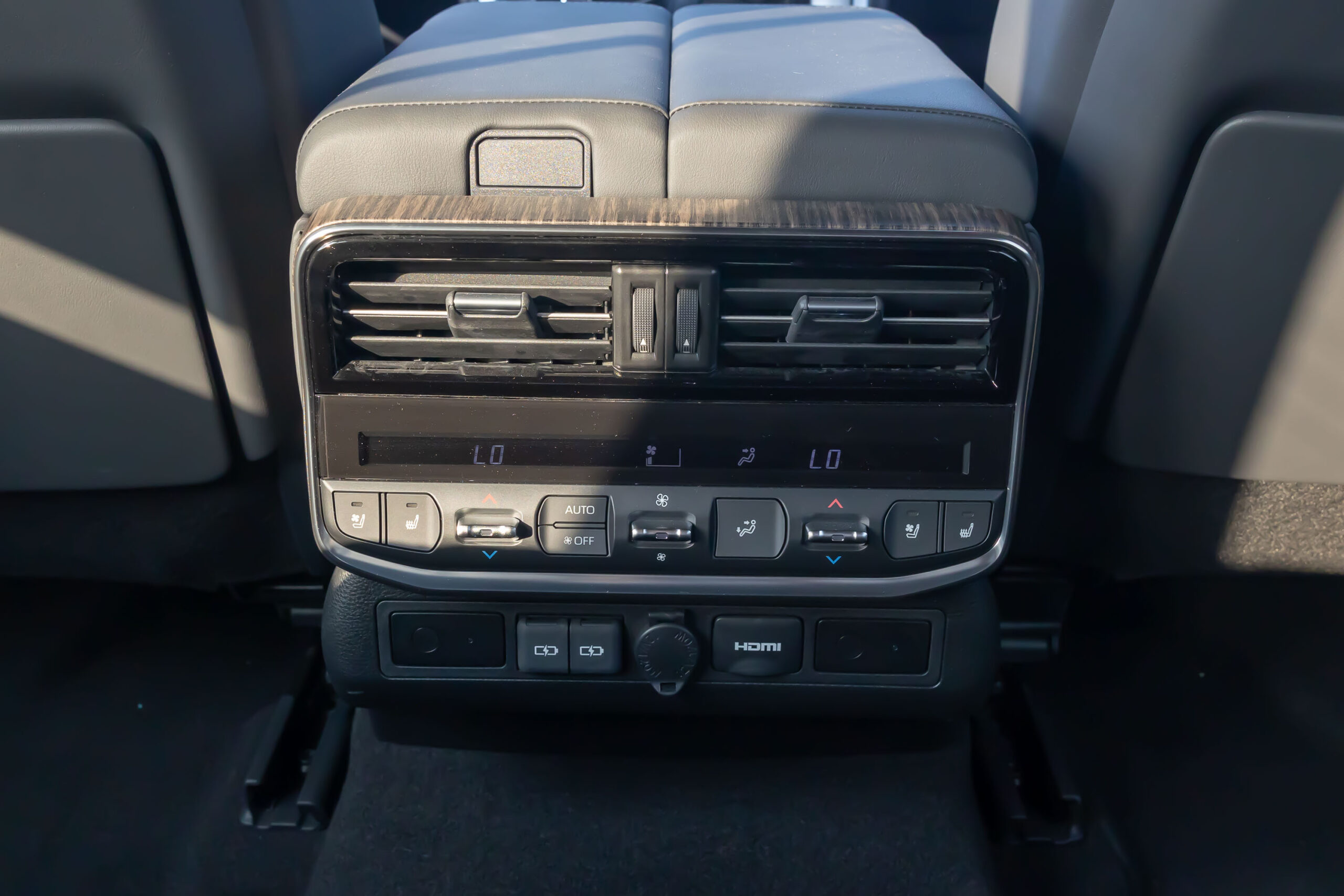 2022 Toyota Land Cruiser VXR-Z – Сафед