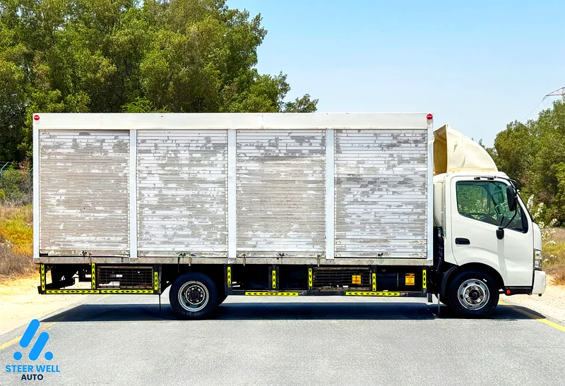 2019 Hino 300 916 Truck, 4.0L RWD Shutter Box