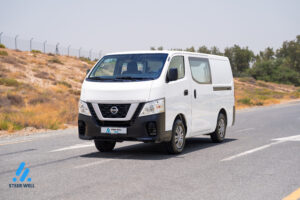 Mobil van penumpang bekas dijual di UEA.